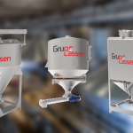 Imagen de tolvas industriales en acero inoxidable diseñadas por Grupo Lassen, utilizadas para el almacenamiento y dosificación de sólidos en procesos industriales del sector químico, alimentario y cosmético.